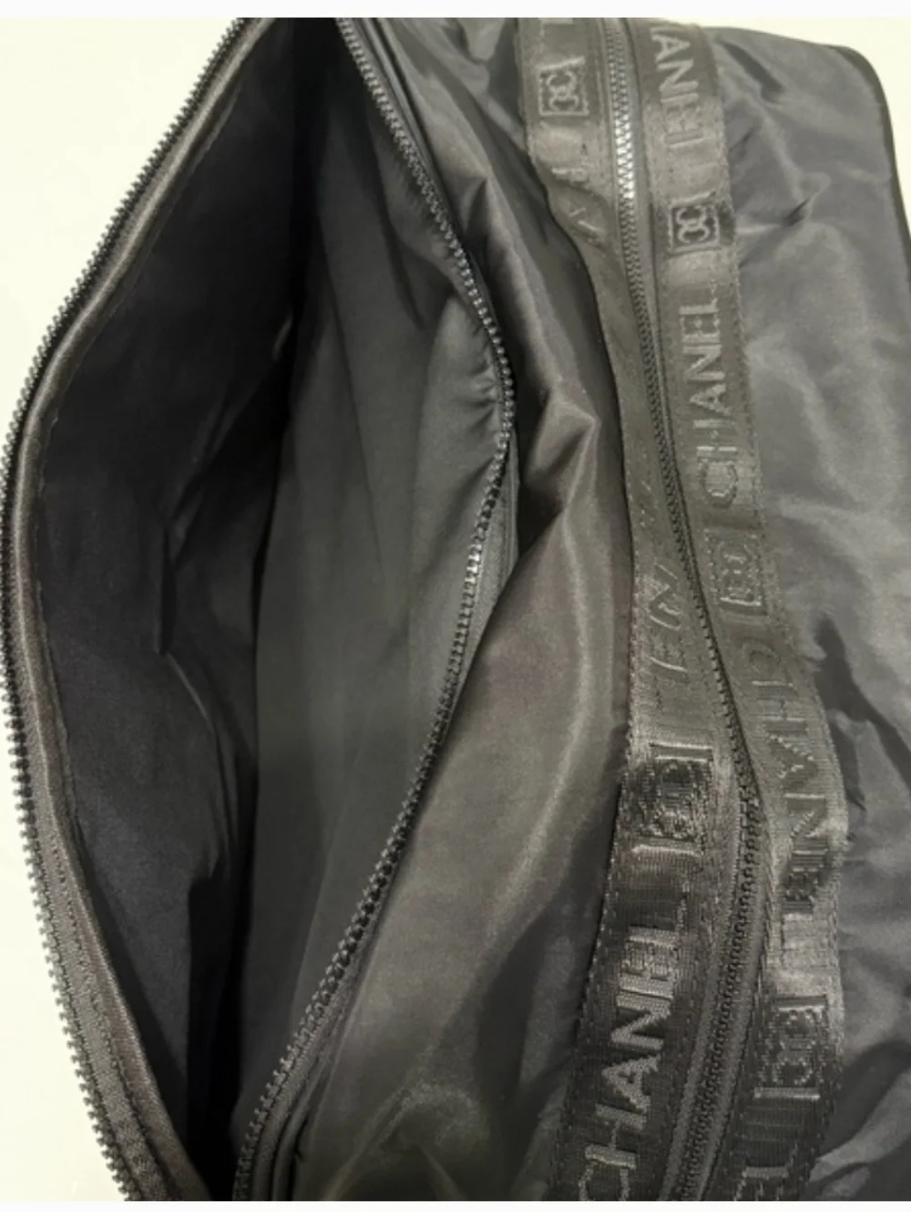 Black Nylon With White Branding Unisex Travel/Gym Bag. - Picture 3 of 12